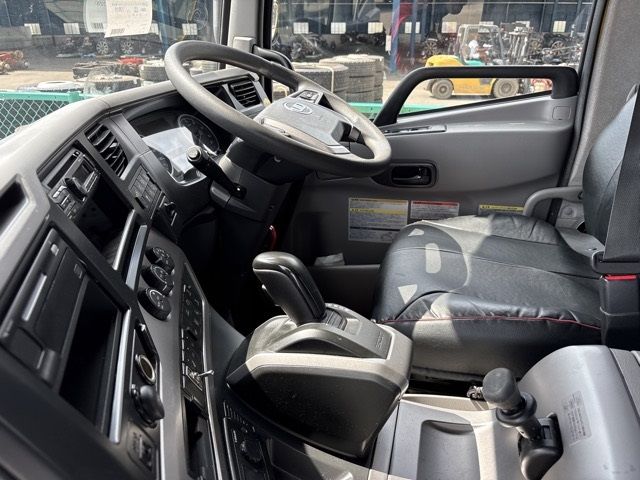 2020 Nissan Diesel クオン tractor auction photo 5