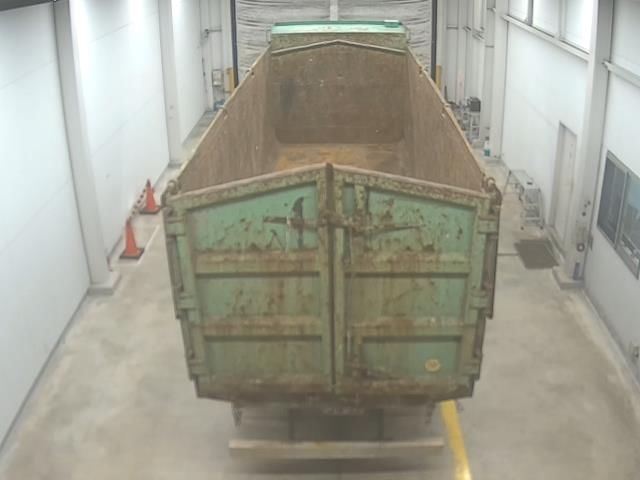 2002 Isuzu dump auction photo 3