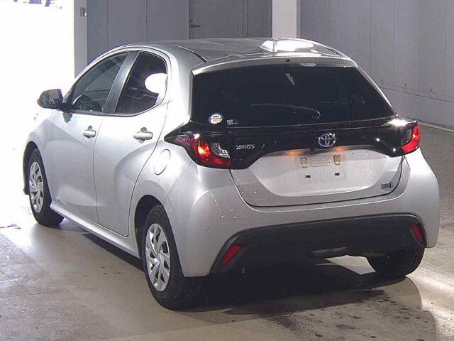 2022 Toyota Yaris ハイブリッドX auction photo 2
