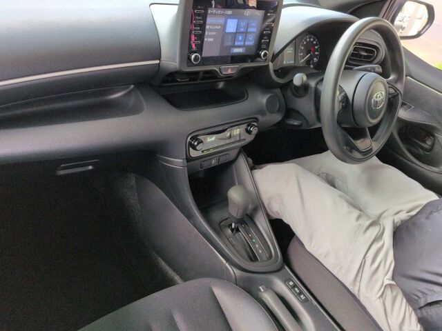 2023 Toyota Yaris ハイブリッドX auction photo 3