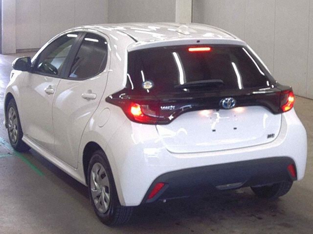 2023 Toyota Yaris ハイブリッドX auction photo 2