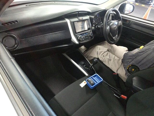 2022 Toyota Corolla Fielder ハイブリッドEX auction photo 3