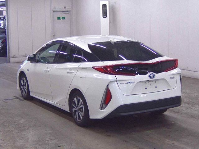 2017 Toyota Prius PHEV S Navi Package auction photo 2