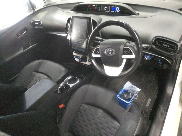 2017 Toyota Prius PHEV S Navi Package auction photo 3