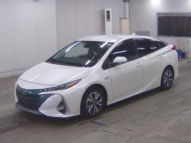 2017 Toyota Prius PHEV S Navi Package auction photo 4