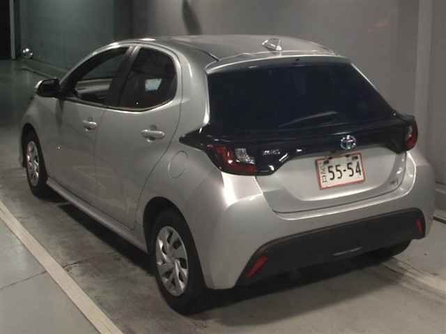 2021 Toyota Yaris ハイブリッドX auction photo 2