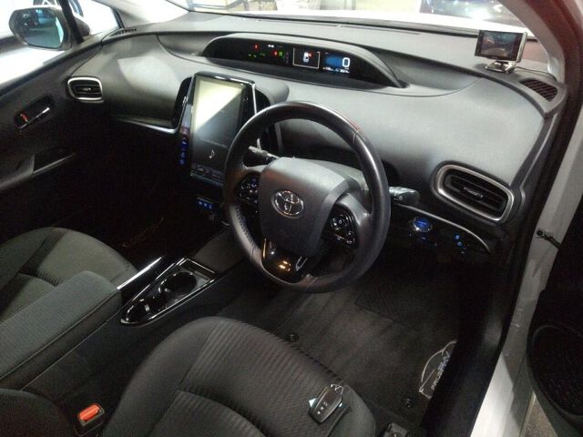 2020 Toyota Prius PHEV S Navi Package auction photo 3