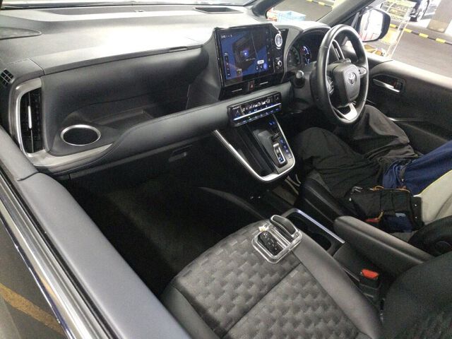 2023 Toyota Voxy Hybrid S-Z auction photo 3