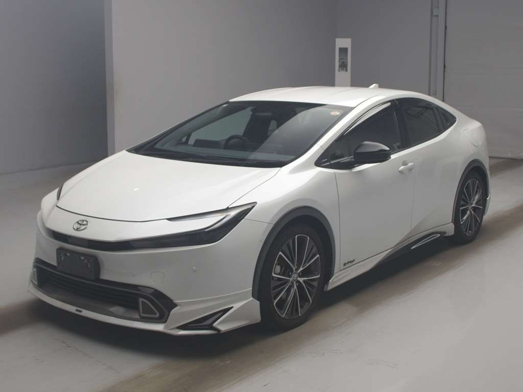 2025 Toyota Prius Z 4WD Japan auction vehicle