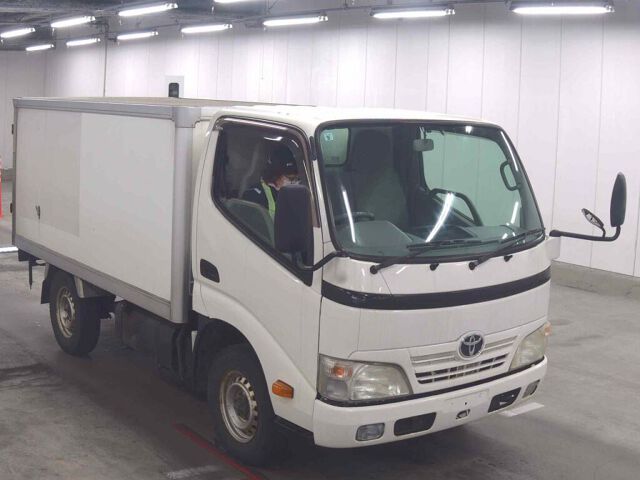 Japan Auction Vehicles 8 2010 Toyota Dyna レイゾウレイトウ 4WD auction photo
