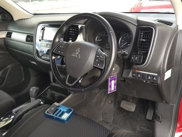 2017 Mitsubishi Outlander 20Gナビパッケージ auction photo 3