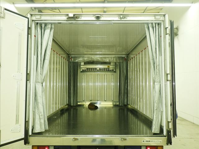 2021 Isuzu Elf Refrigerated and frozen trucks auction photo 4
