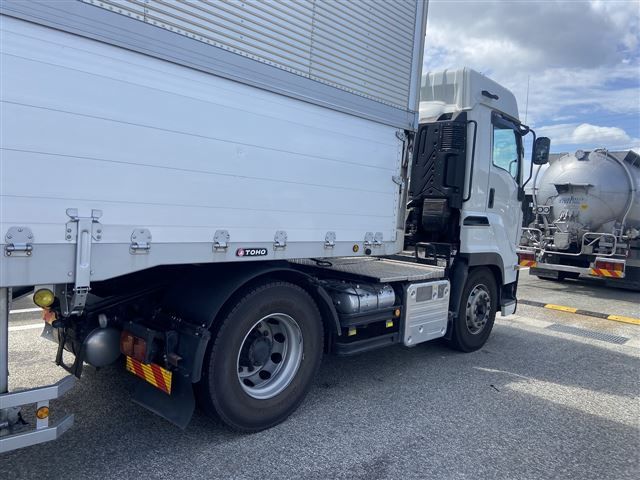 2019 Isuzu tractor auction photo 2