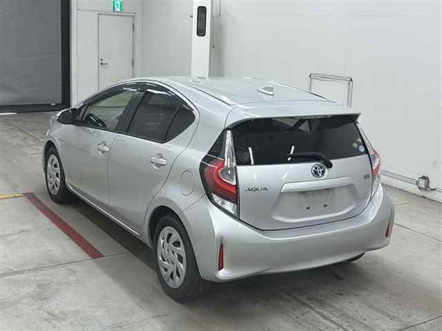 2019 Toyota Aqua S auction photo 2