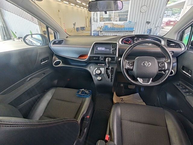 2018 Toyota Sienta G-Quero auction photo 3