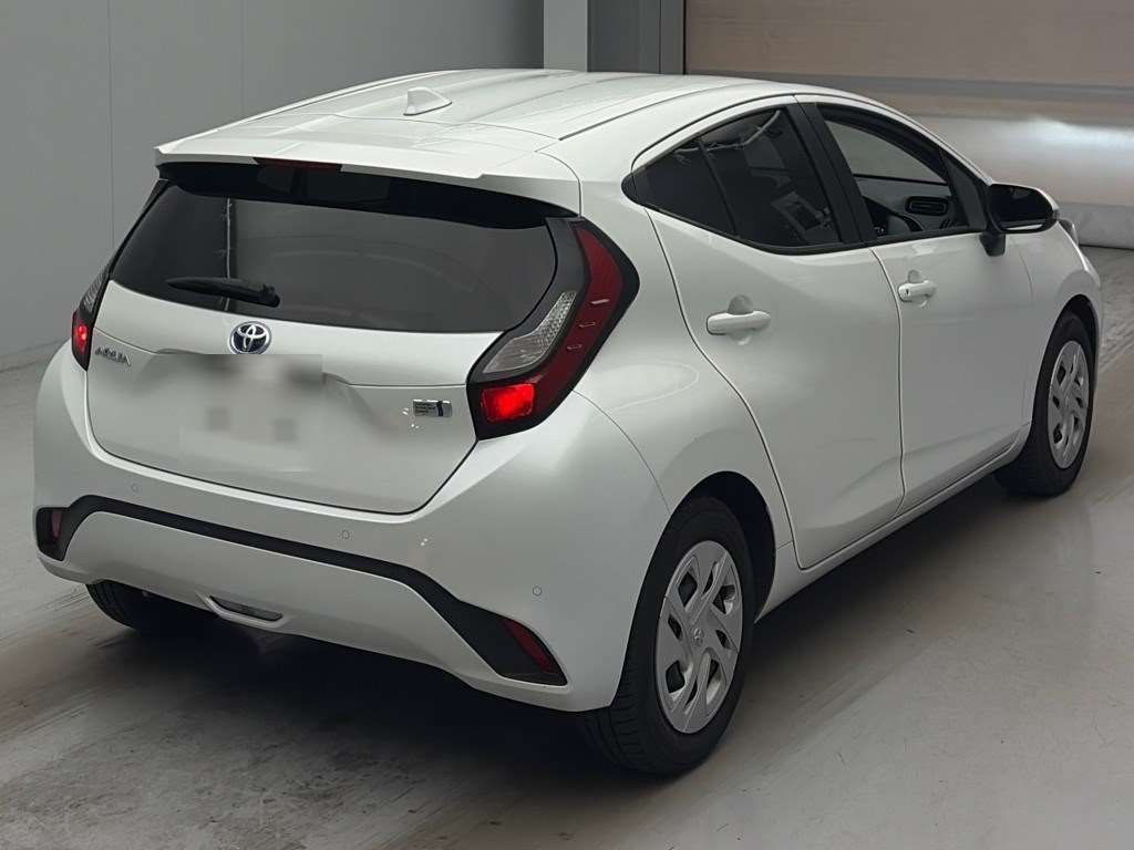 2021 Toyota Aqua X auction photo 2