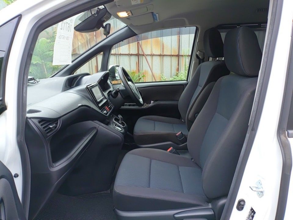 2021 Toyota Noah auction photo 16
