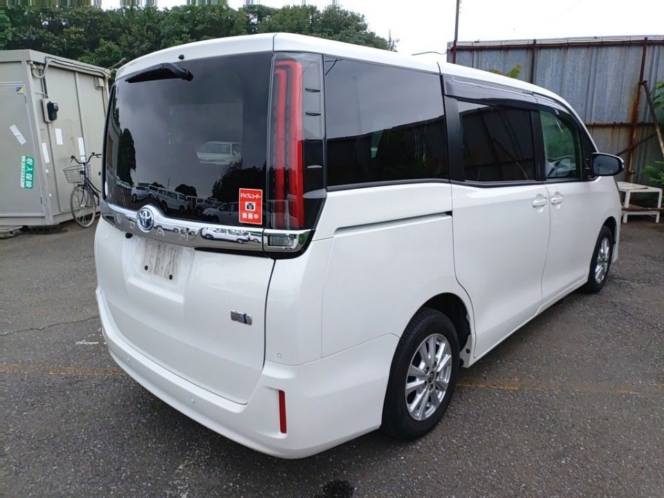 2021 Toyota Noah auction photo 2