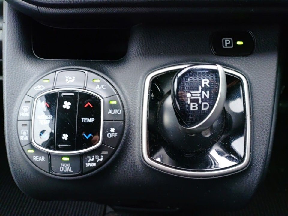 2021 Toyota Noah auction photo 12