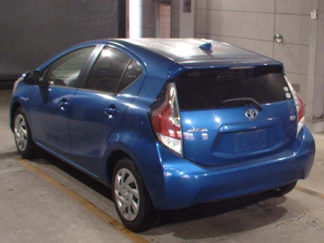 2015 Toyota Aqua S auction photo 2