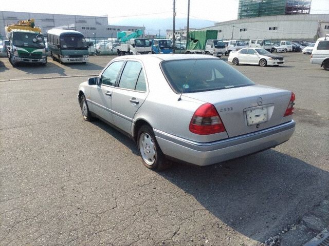 1995 Mercedes-Benz C-Class C220 auction photo 2