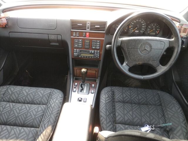 1995 Mercedes-Benz C-Class C220 auction photo 3