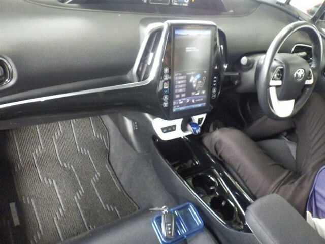 2017 Toyota Prius PHEV A auction photo 3