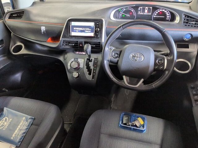 2017 Toyota Sienta ハイブリッドG auction photo 3