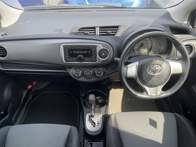 2014 Toyota Vitz F スマイルエディション auction photo 4