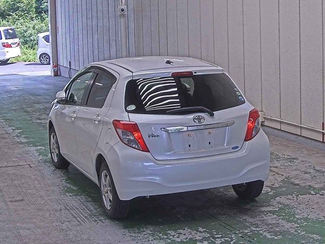 2014 Toyota Vitz F スマイルエディション auction photo 2