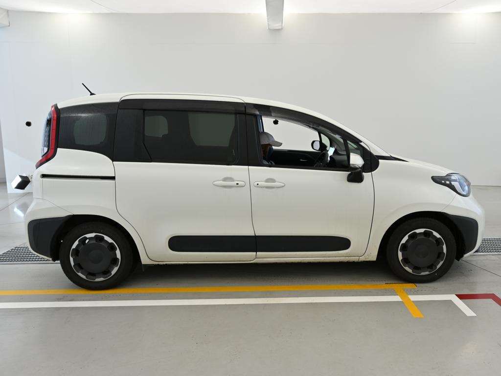 2023 Toyota Sienta Hybrid Z auction photo 3
