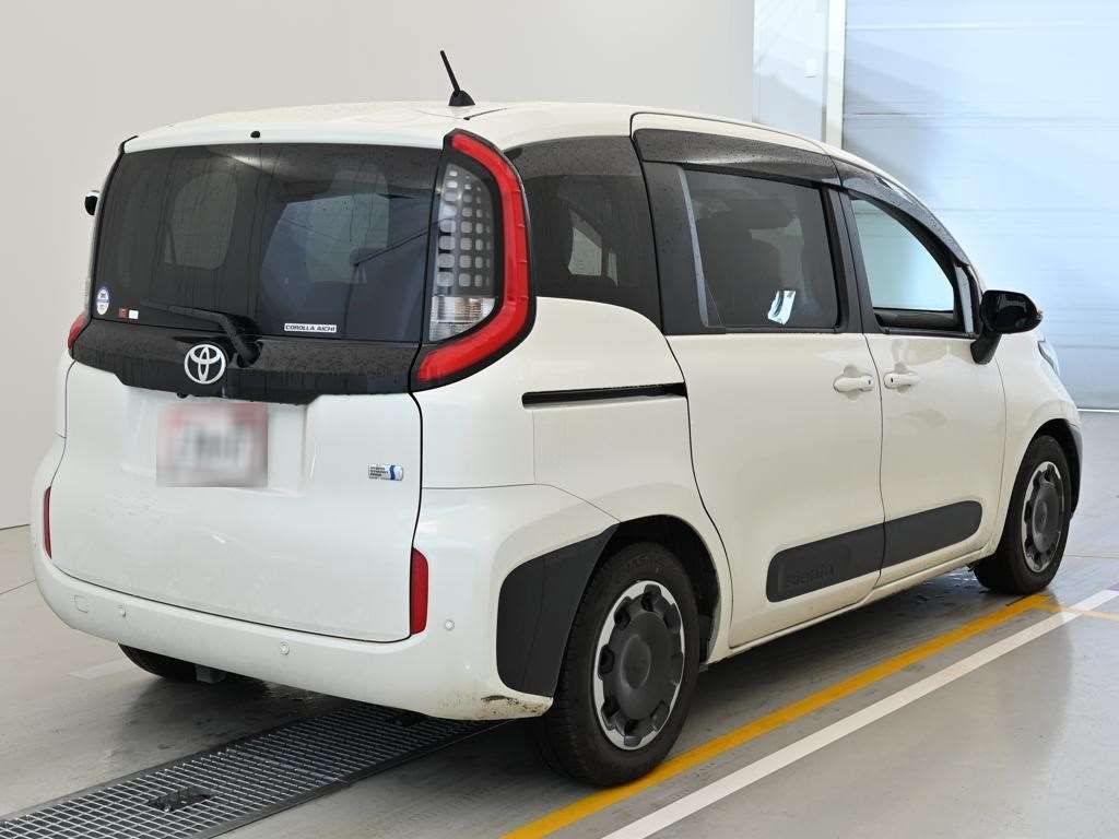 2023 Toyota Sienta Hybrid Z auction photo 2