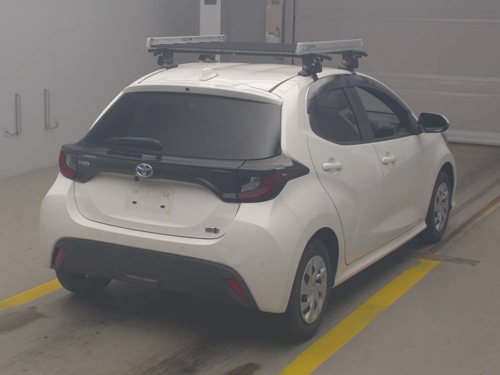 2021 Toyota Yaris ハイブリッドX auction photo 2