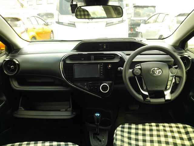 2017 Toyota Aqua S auction photo 8