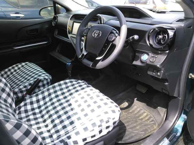 2017 Toyota Aqua S auction photo 3