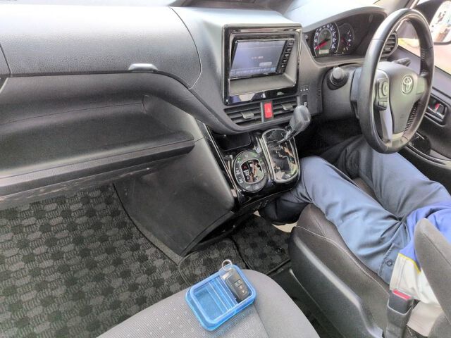 2017 Toyota Noah G auction photo 3