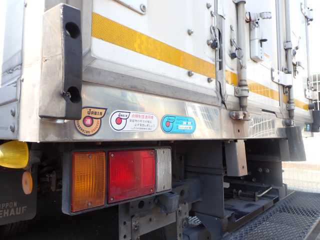 2021 Isuzu Elf 2.95t refrigerated/freezer truck, 3°C auction photo 8
