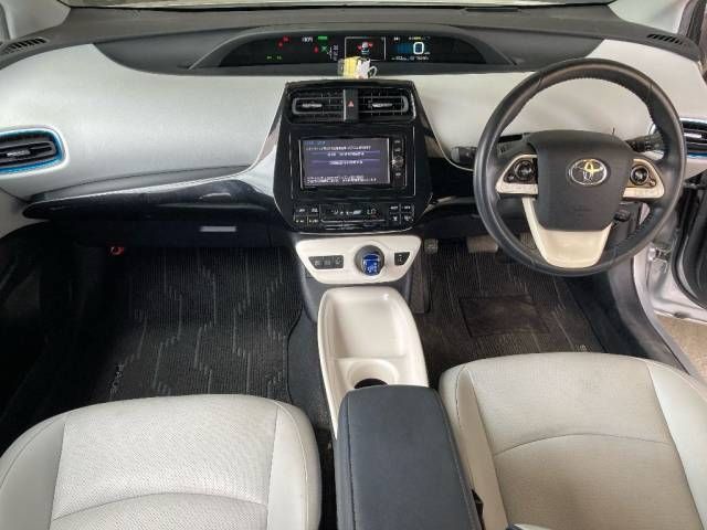 2017 Toyota Prius Aプレミアム auction photo 2
