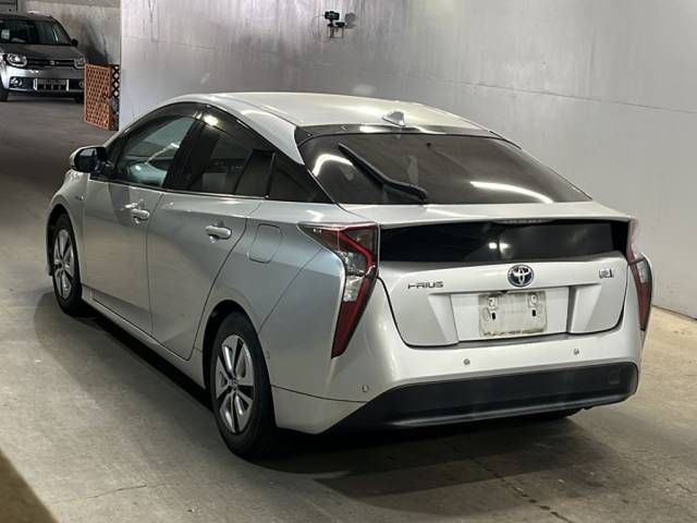 2017 Toyota Prius Aプレミアム auction photo 3