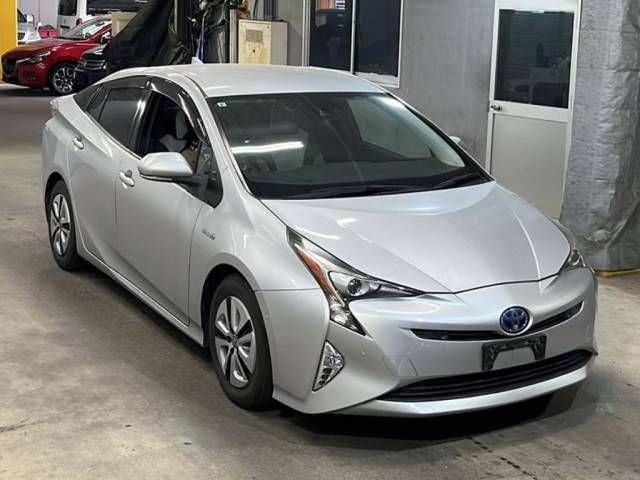 2017 Toyota Prius Aプレミアム auction photo 4