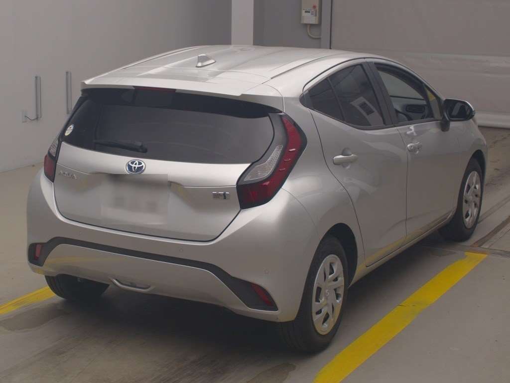 2021 Toyota Aqua X auction photo 2