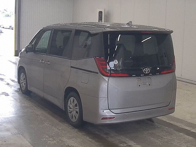 2023 Toyota Noah X auction photo 2