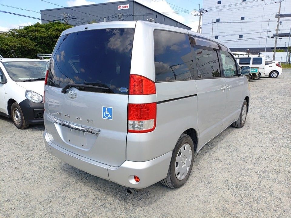 2006 Toyota Noah auction photo 2