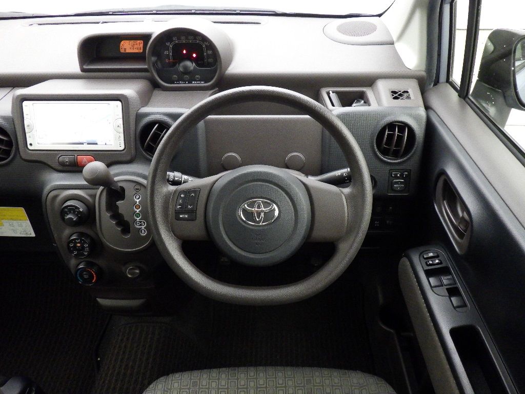 2013 Toyota Spade 4WD X auction photo 3