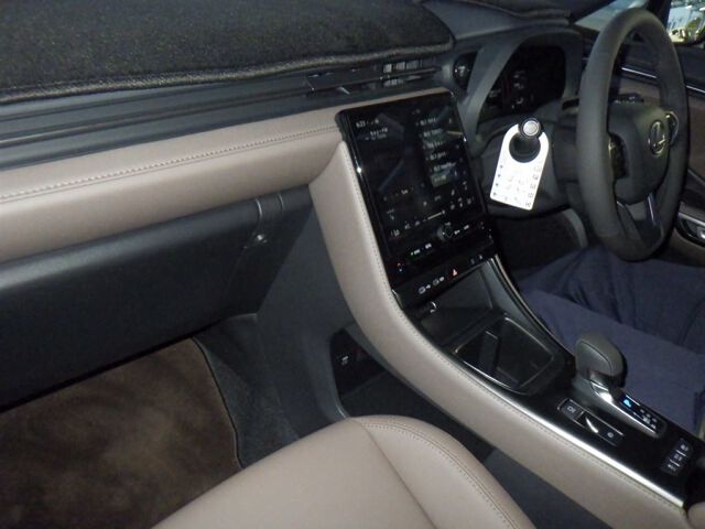 2025 Lexus LBX elegant auction photo 3