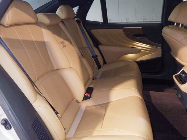 2021 Lexus LS LS500H I Package 4WD auction photo 6