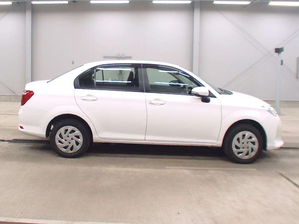 2021 Toyota Corolla Axio EX 4WD auction photo 3