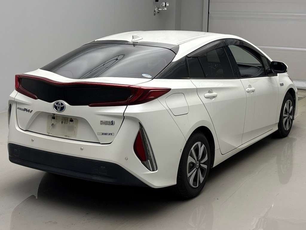 2017 Toyota Prius PHEV A auction photo 2
