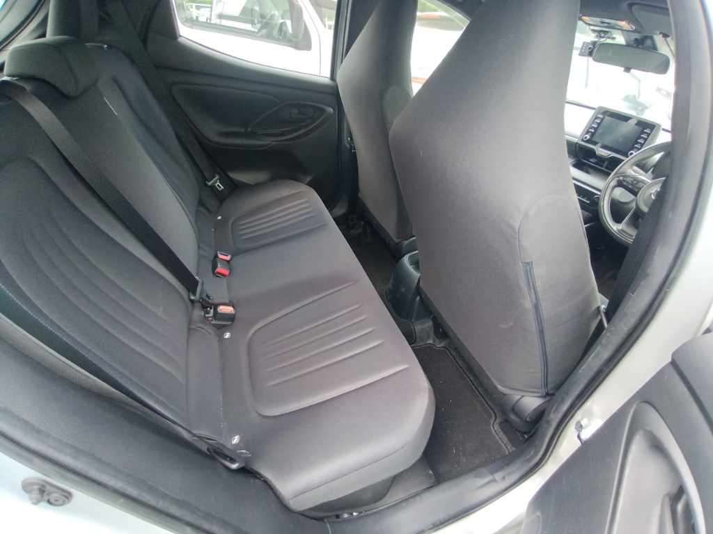 2022 Toyota Yaris ハイブリッドX auction photo 12