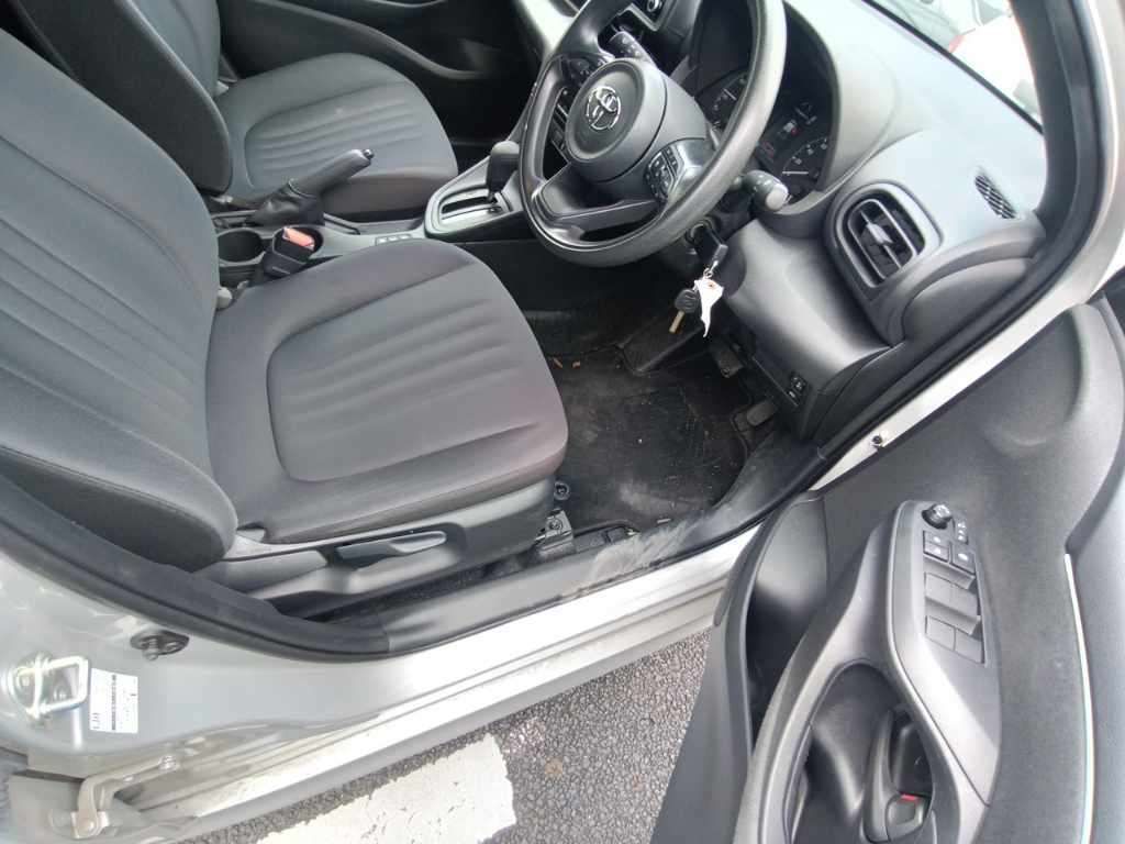 2022 Toyota Yaris ハイブリッドX auction photo 10
